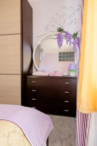A bed or beds in a room at Alexander's Home