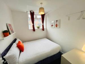 a small bedroom with a bed and a window at Chic 1Bed Apt with Transport Links in Liverpool