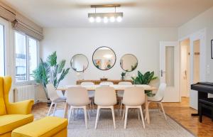 Posedenie v ubytovaní Tour Eiffel & Champs Elysees - 2 BR gorgeous & bright 75m2 - free weekly housekeeping - for business and working purposes only