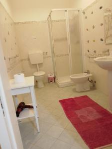 łazienka z toaletą i umywalką w obiekcie B&B Casa Blanca w mieście San Vito lo Capo