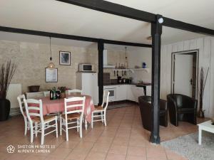 Η κουζίνα ή μικρή κουζίνα στο Domaine des Prés de Joussac - Protocole sanitaire strict
