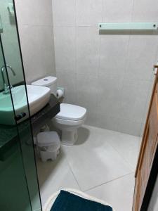 uma casa de banho branca com um WC e um lavatório em Estalagem O Italiano em Lumiar