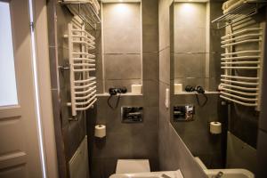 un baño con inodoro y lavabo en Just4You Apartments, en Cracovia 90 fotos más