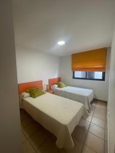 Cette chambre comprend 2 lits et une fenêtre. dans l'établissement Alpen 1 Font Nova Tierra de Irta, à Peñíscola
