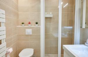 Kúpeľňa v ubytovaní Tour Eiffel & Champs Elysees - 2 BR gorgeous & bright 75m2 - free weekly housekeeping - for business and working purposes only