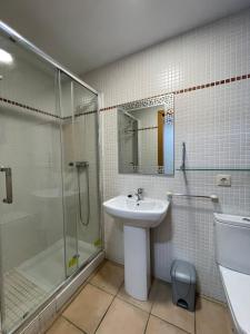 La salle de bains est pourvue d'un lavabo, d'une douche et de toilettes. dans l'établissement Alpen 1 Font Nova Tierra de Irta, à Peñíscola