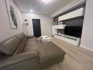 En TV eller et underholdningssystem på Apartament Central Cajvana