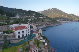 uma vista aérea de um edifício numa colina junto à água em Villa Don Guglielmo AMALFI COAST em Ravello