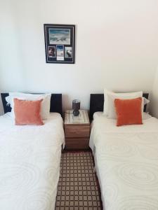 dwa łóżka siedzące obok siebie w pokoju w obiekcie The Artist House w mieście Arco da Calheta