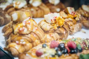 Een heleboel gebak met fruit erop. bij BudapeStayz - Raday Rooms in Boedapest