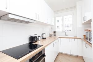 Kuchyňa alebo kuchynka v ubytovaní Tour Eiffel & Champs Elysees - 2 BR gorgeous & bright 75m2 - free weekly housekeeping - for business and working purposes only