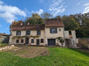 uma antiga casa branca com um telhado em Gîte Château-Renard, 4 pièces, 6 personnes - FR-1-590-422 em Château-Renard