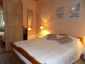 een slaapkamer met een groot wit bed in een kamer bij Saint Palais sur Mer - MAISON INDIVIDUELLE - Quartier du Platin in Saint-Palais-sur-Mer