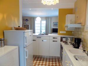 een keuken met een witte koelkast en een wastafel bij Saint Palais sur Mer - MAISON INDIVIDUELLE - Quartier du Platin in Saint-Palais-sur-Mer