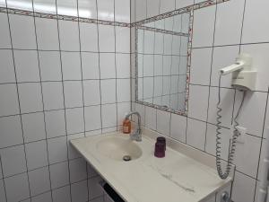 波旁莱班Luxueux Gîte 3* avec Terrasse Plein Sud, à 100m des Thermes et Centre-ville - FR-1-611-100的浴室里有洗手池和镜子 更多6张照片