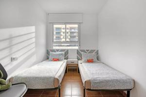 2 camas en una habitación con ventana en Apartamento con PISCINA ideal FAMILIAS, en Chilches
