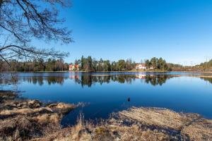 una vista de un gran lago con árboles en el fondo en Bed & Breakfast de Jager en Strömsbruk