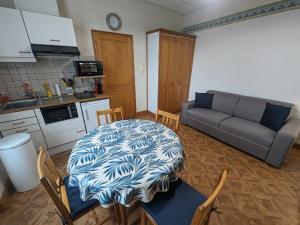 Φωτογραφία από το άλμπουμ του Appartement 3 étoiles tout confort, près des thermes, avec toit-terrasse ensoleillé à Bourbonne-les-Bains - FR-1-611-97 σε Bourbonne-les-Bains