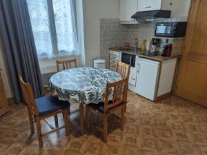 Φωτογραφία από το άλμπουμ του Appartement 3 étoiles tout confort, près des thermes, avec toit-terrasse ensoleillé à Bourbonne-les-Bains - FR-1-611-97 σε Bourbonne-les-Bains