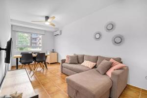 sala de estar con sofá y mesa en Apartamento con PISCINA ideal FAMILIAS, en Chilches