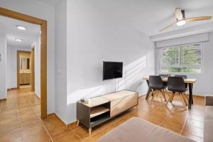 Televízia a/alebo spoločenská miestnosť v ubytovaní Apartamento con PISCINA ideal FAMILIAS