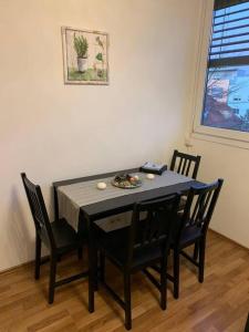 a dining room table and chairs in a room at Charmante Wohnung in St. Peter. in Graz