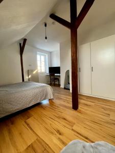 1 dormitorio con 1 cama y suelo de madera en Ferienhaus in Wilster / Monteure, 