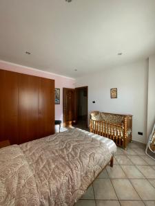 Un dormitorio con una cama grande y un banco en La casa di Chloe, en Torrevecchia Teatina