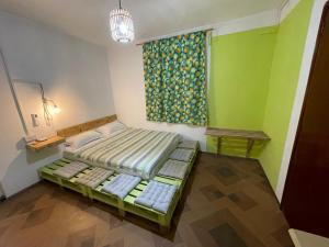 Schlafzimmer mit einem Bett, einem Fenster und einem Bettrahmen in der Unterkunft Kowlessur Residence in Surinam