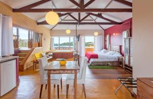 a room with a dining table and a bedroom at Pousada Loft da Serra in Lavras Novas