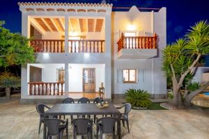 a table and chairs in front of a house at Villa Mali in Ibiza Town