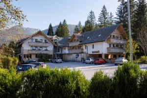 博希尼Art Hotel Kristal的一座大楼，停车场里停满了汽车