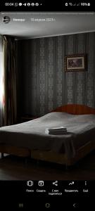 En eller flere senge i et værelse på Комплекс Изумруд