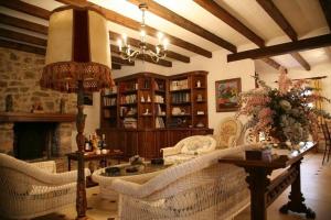 Cardenete的住宿－El Estudio，客厅配有沙发、椅子和壁炉