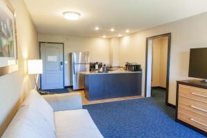 a room with a kitchen with a couch and a refrigerator at Holiday Inn Express Jackson, an IHG Hotel in Jackson