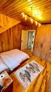 una camera da letto con letto in una camera in legno di Ahşap villa a Tepecik