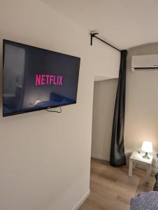 uma televisão de ecrã plano pendurada numa parede num quarto em Holiday Nice Studio em Nice