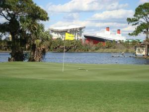 un campo de golf con una bandera en medio de un lago en Gulf Highlands Sea, en Panama City Beach