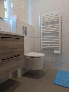 La salle de bains blanche est pourvue de toilettes et d'un lavabo. dans l'établissement Holiday Nice Studio, à Nice