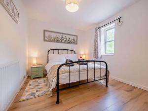 Un pat sau paturi într-o cameră la 2 bed in Minety 89025