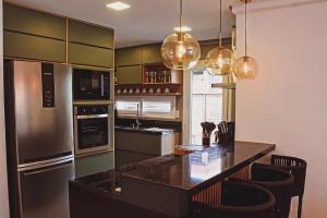 eine Küche mit Küchengeräten aus Edelstahl und einer Arbeitsplatte in der Unterkunft Casa em Maragogi/AL in Maragogi