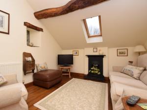 - un salon avec un canapé et une cheminée dans l'établissement 2 Bed in Hope PK431, à Aston