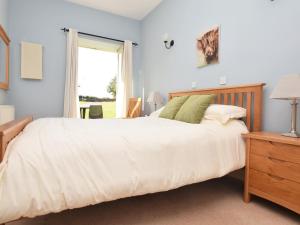 Un dormitorio con una gran cama blanca y una ventana en 3 Bed in Wolsingham 36671 en Wolsingham