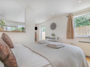 Saint Gennys的住宿－1 bed property in Crackington Haven 53410，卧室配有带毛巾的大型白色床