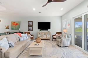 Una sala de estar con un sofá y un televisor. en eBikes, Pool, Hot Tub, Luxury 3 bd with Games, en Pensacola