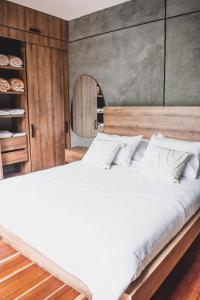 ein Schlafzimmer mit einem großen weißen Bett in einem Zimmer in der Unterkunft Primitivo Quindío in Circasia