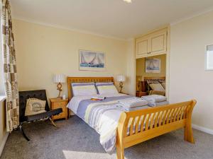 Katil atau katil-katil dalam bilik di 2 Bed in Saundersfoot 74356