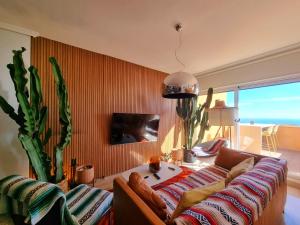 - un salon avec un canapé et un cactus dans l'établissement Oasis de Lujo Frente al Mar - by Aloha Palma, à Águilas
