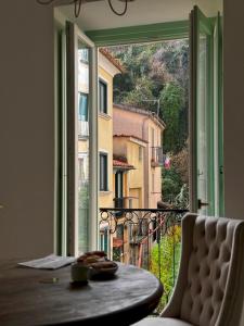 een kamer met een tafel en een groot raam bij Palazzo Maratea a luxurious 2 bedroomed apartment with private terrace in a 500 year old Palazzo in Campagna