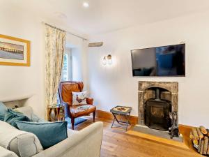 a living room with a fireplace and a tv at 3 Bed in Settle 76650 in Stainforth